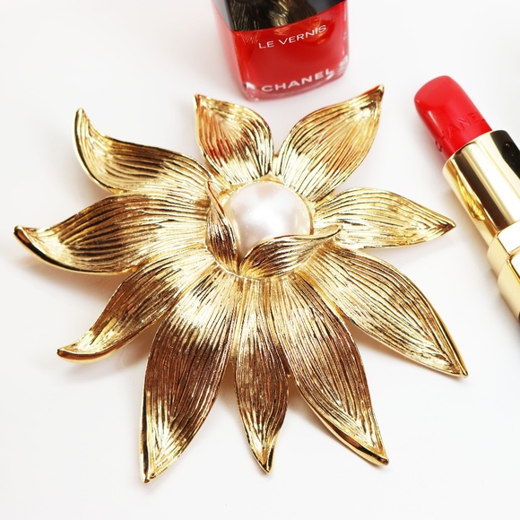 SOLD 🛒 🛍 GIVENCHY FAUX PEARL GOLD FLORAL BROOCH - Picture 2 of 8